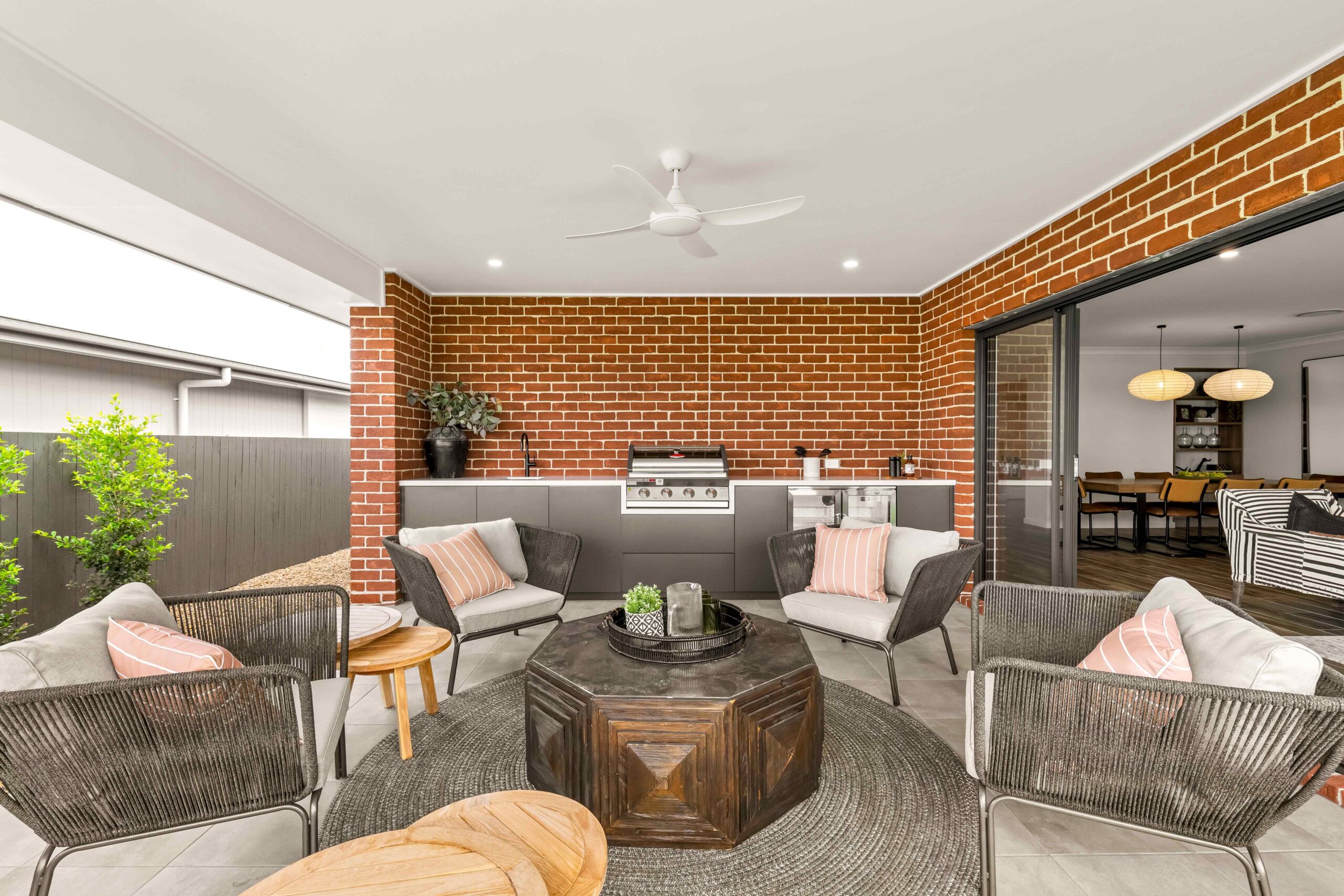 Hh Display Spring Mountain Magenta 33 Alfressco 2